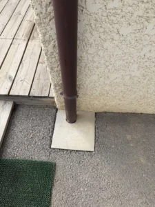 préparer toiture avant l’hiver - descente d’eaux pluviales le long d’une façade