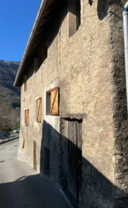 façade humide après pluie - façade avec fissures verticales et descente d’eaux pluviales