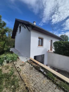 façade humide après pluie - façade rénovée avec protections de chantier